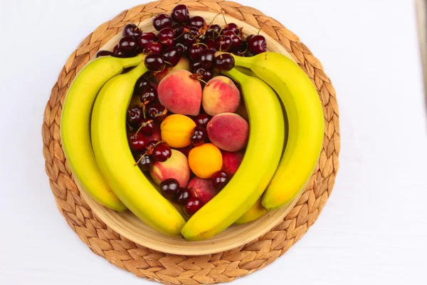 Cuenco de madera de frutas mixtas —  Fotos de Stock