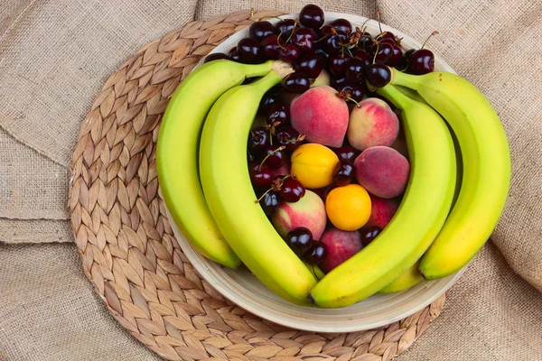 Cuenco de madera de frutas mixtas — Foto de Stock