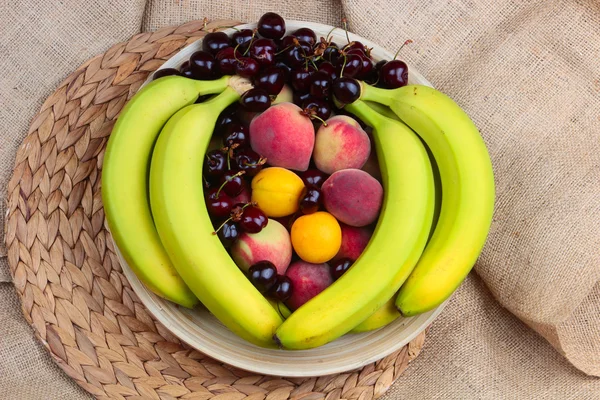 Cuenco de madera de frutas mixtas — Foto de Stock