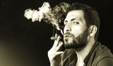 Adam yasaktır puro duman tarafından çevrili