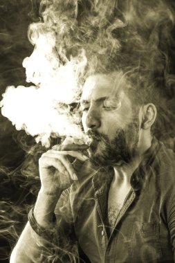 Adam yasaktır puro duman tarafından çevrili