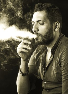 Adam yasaktır puro duman tarafından çevrili