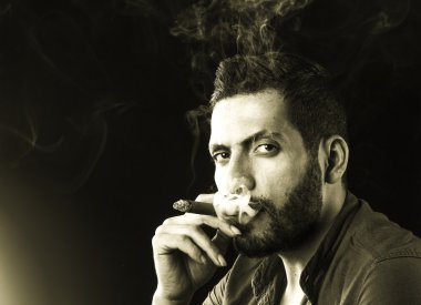 Adam yasaktır puro duman tarafından çevrili