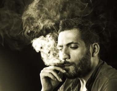 Adam yasaktır puro duman tarafından çevrili