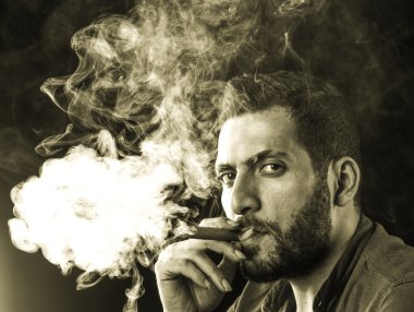 Adam yasaktır puro duman tarafından çevrili