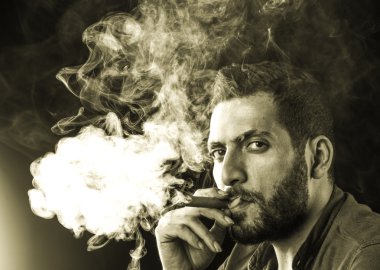 Adam yasaktır puro duman tarafından çevrili