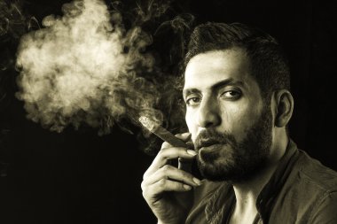 Adam yasaktır puro duman tarafından çevrili