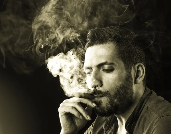 Adam yasaktır puro duman tarafından çevrili