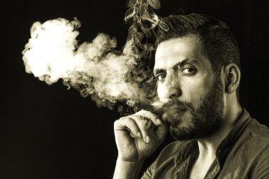 Adam yasaktır puro duman tarafından çevrili