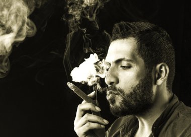 Adam yasaktır puro duman tarafından çevrili