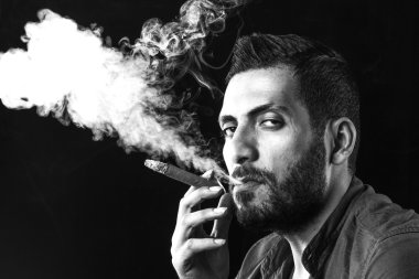 Adam yasaktır puro duman tarafından çevrili