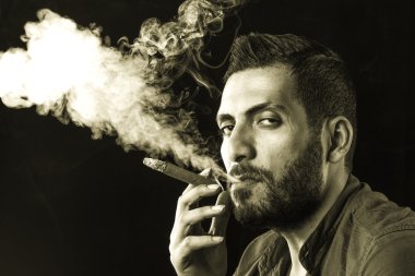 Adam yasaktır puro duman tarafından çevrili