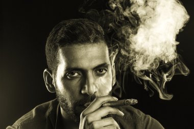 Adam yasaktır puro duman tarafından çevrili