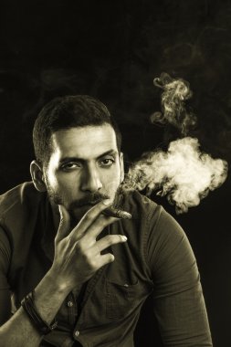 Adam yasaktır puro duman tarafından çevrili