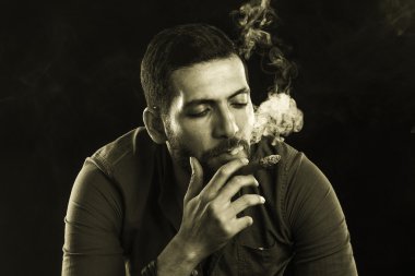 Adam yasaktır puro duman tarafından çevrili