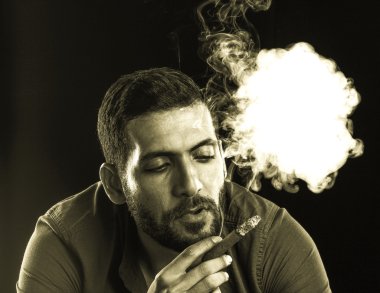 Adam yasaktır puro duman tarafından çevrili