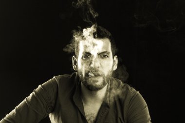 Adam yasaktır puro duman tarafından çevrili