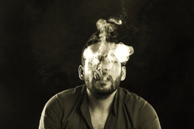 Adam yasaktır puro duman tarafından çevrili