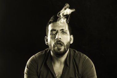 Adam yasaktır puro duman tarafından çevrili