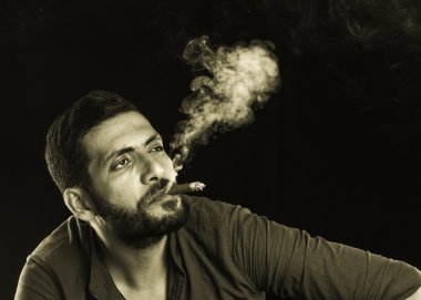 Adam yasaktır puro duman tarafından çevrili