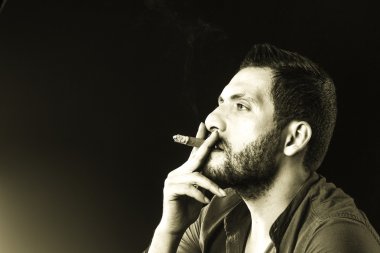 Adam yasaktır puro duman tarafından çevrili