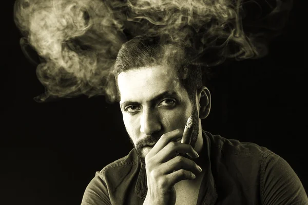 Man Rookvrije sigaar omgeven door rook — Stockfoto