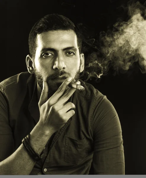 Adam yasaktır puro duman tarafından çevrili