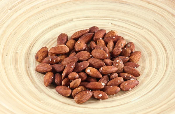 Kavrulmuş badem fındık tuzlu