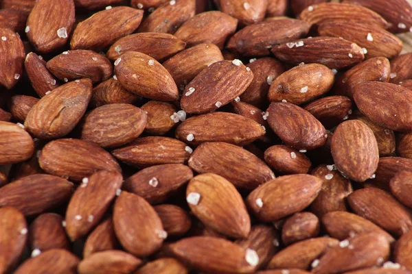 Kavrulmuş badem fındık tuzlu