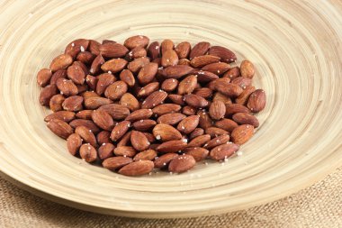 Kavrulmuş badem fındık tuzlu