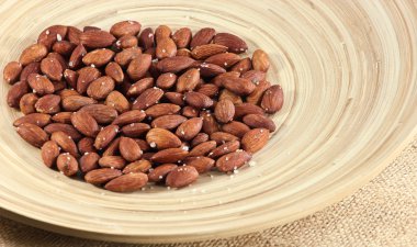 Kavrulmuş badem fındık tuzlu