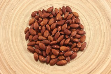 Kavrulmuş badem fındık tuzlu