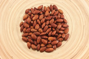 Kavrulmuş badem fındık tuzlu