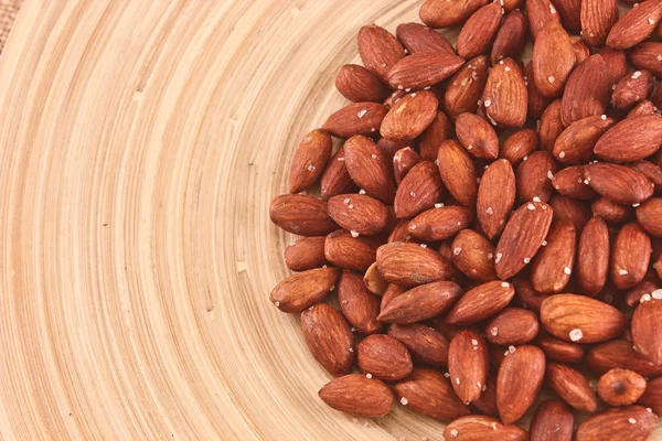 Kavrulmuş badem fındık tuzlu