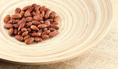 Kavrulmuş badem fındık tuzlu