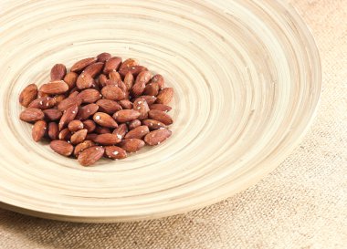 Kavrulmuş badem fındık tuzlu