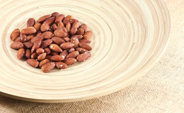 Kavrulmuş badem fındık tuzlu