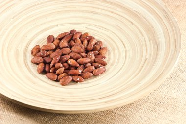 Kavrulmuş badem fındık tuzlu