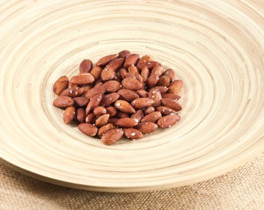 Kavrulmuş badem fındık tuzlu