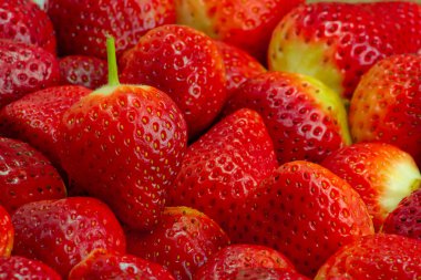 Ahşap rustik çanak üzerinde taze çilek