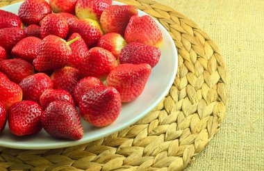 Ahşap rustik çanak üzerinde taze çilek