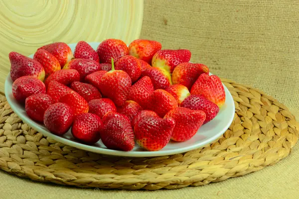 Čerstvé jahody na dřevěný rustikální misky — Stock fotografie