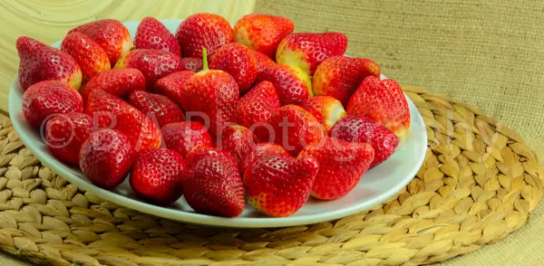 Fresh Strawberry on a Wooden Rustic Dish — Stock Photo, Image