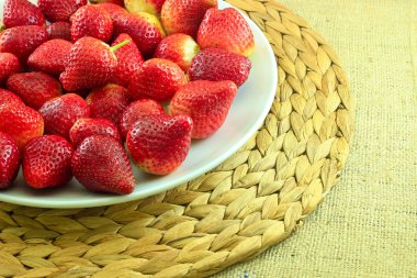 Ahşap rustik çanak üzerinde taze çilek