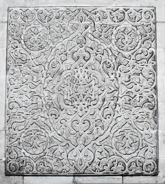 Древняя исламская декоративная резьба скульптура на красочной стене — стоковое фото