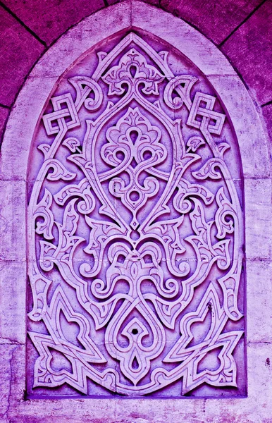 Ancient Islamic decorative ornamental carvings sculpture on colourful wall — Stock Photo, Image