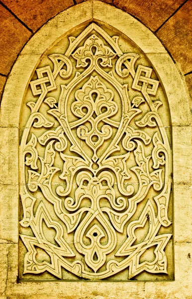 Ancienne sculpture ornementale décorative islamique sur mur coloré — Photo