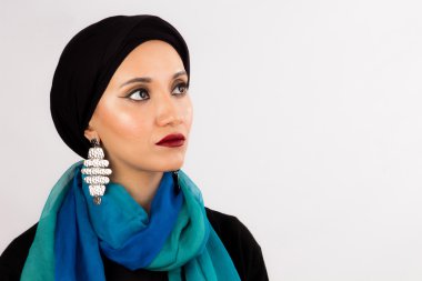 Yüksek moda koyu makyaj ve renkli atkı örtülü genç kadın