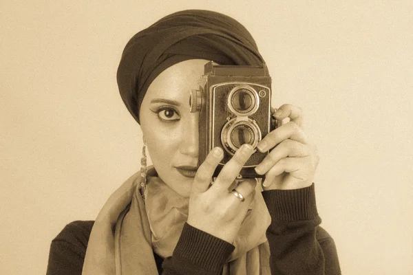 Genç Tesettür ve eşarp eski fotoğraf makinesi tutan kadın