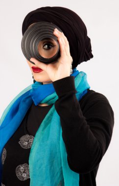 Genç bir lens hijab ve renkli atkı tutan kadın